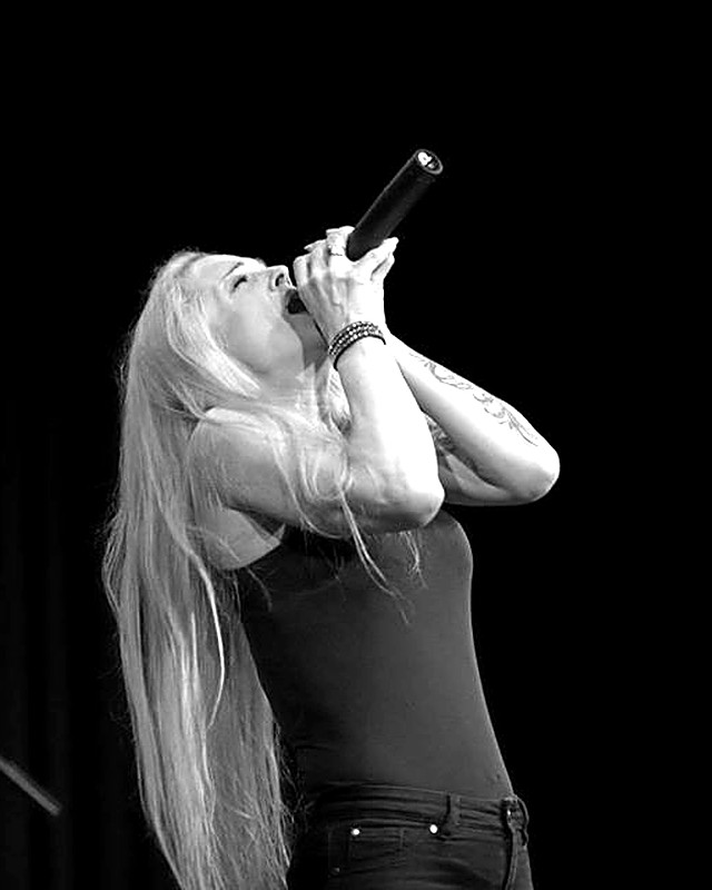Anja Falk beim Singen, Kopf im Nacken, Haare in Bewegung
