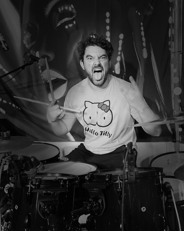 Marco Francesconi mit Drumsticks in der Hand