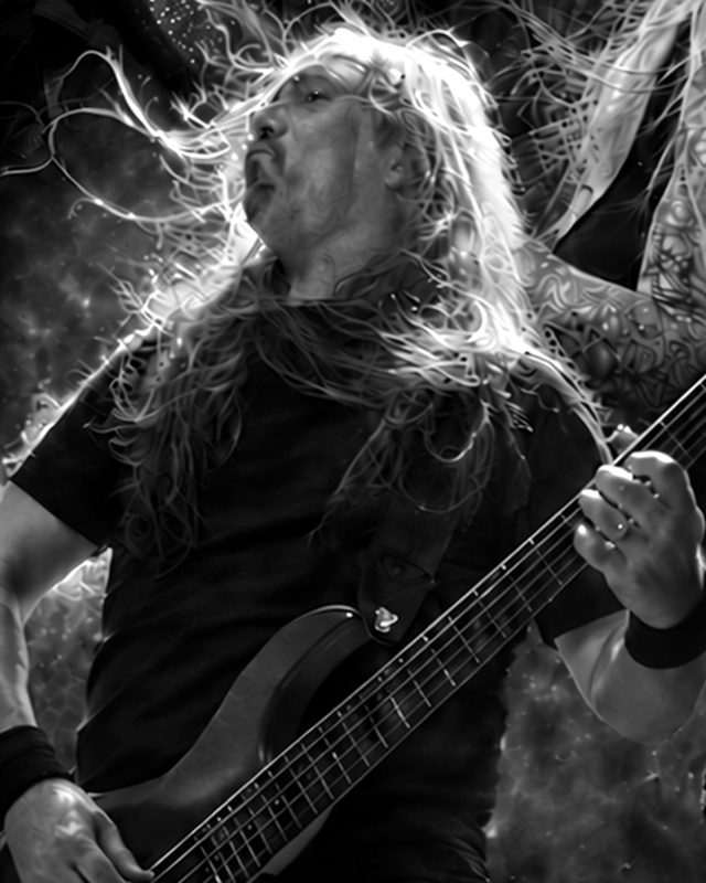 Martin Gühlcke mit langen Haaren am Bass